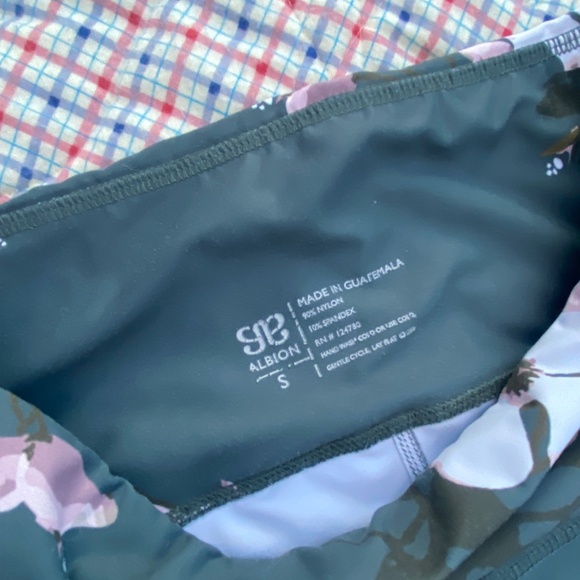💙🌸 Albion Fit Blue Leggings with Pink Flowers – Size Small – $25 - Picture 3 of 5